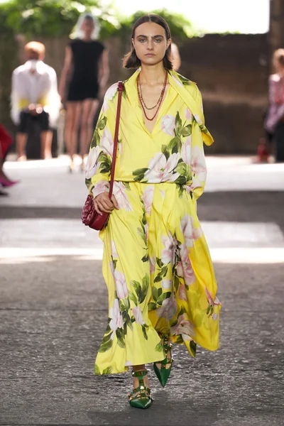 Look 16